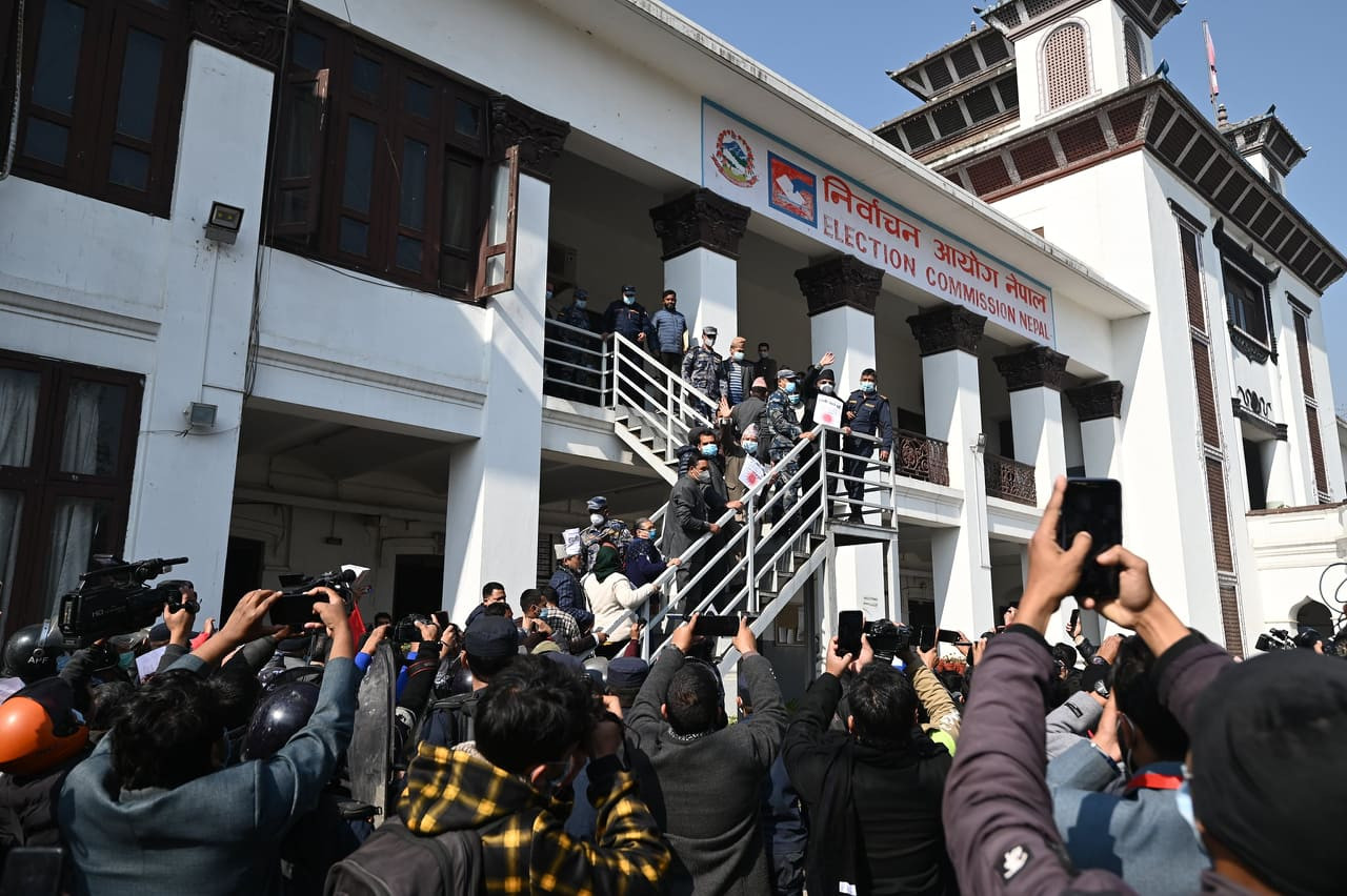 निर्वाचन तयारी रोक्न प्रचण्ड-माधव समूहले गरेको आग्रह आयोगद्वारा अस्वीकार