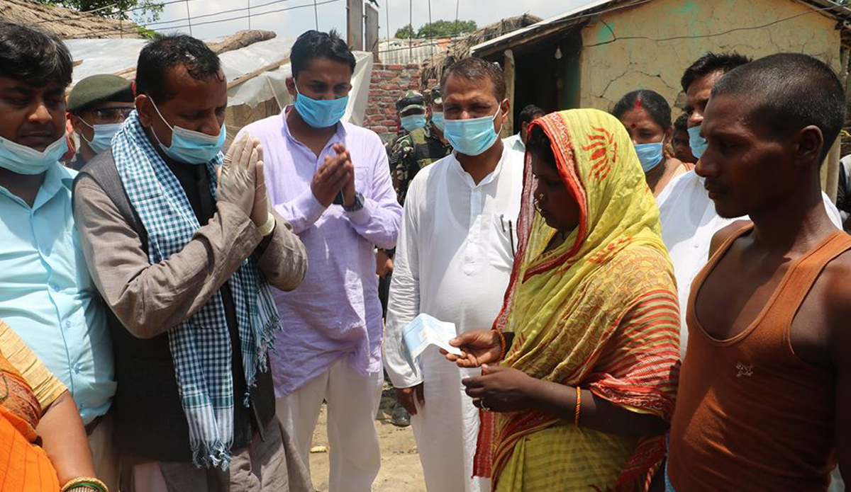 मुख्यमन्त्री राउतद्वारा ३ पीडित परिवारलाई चेक हस्तान्तरण