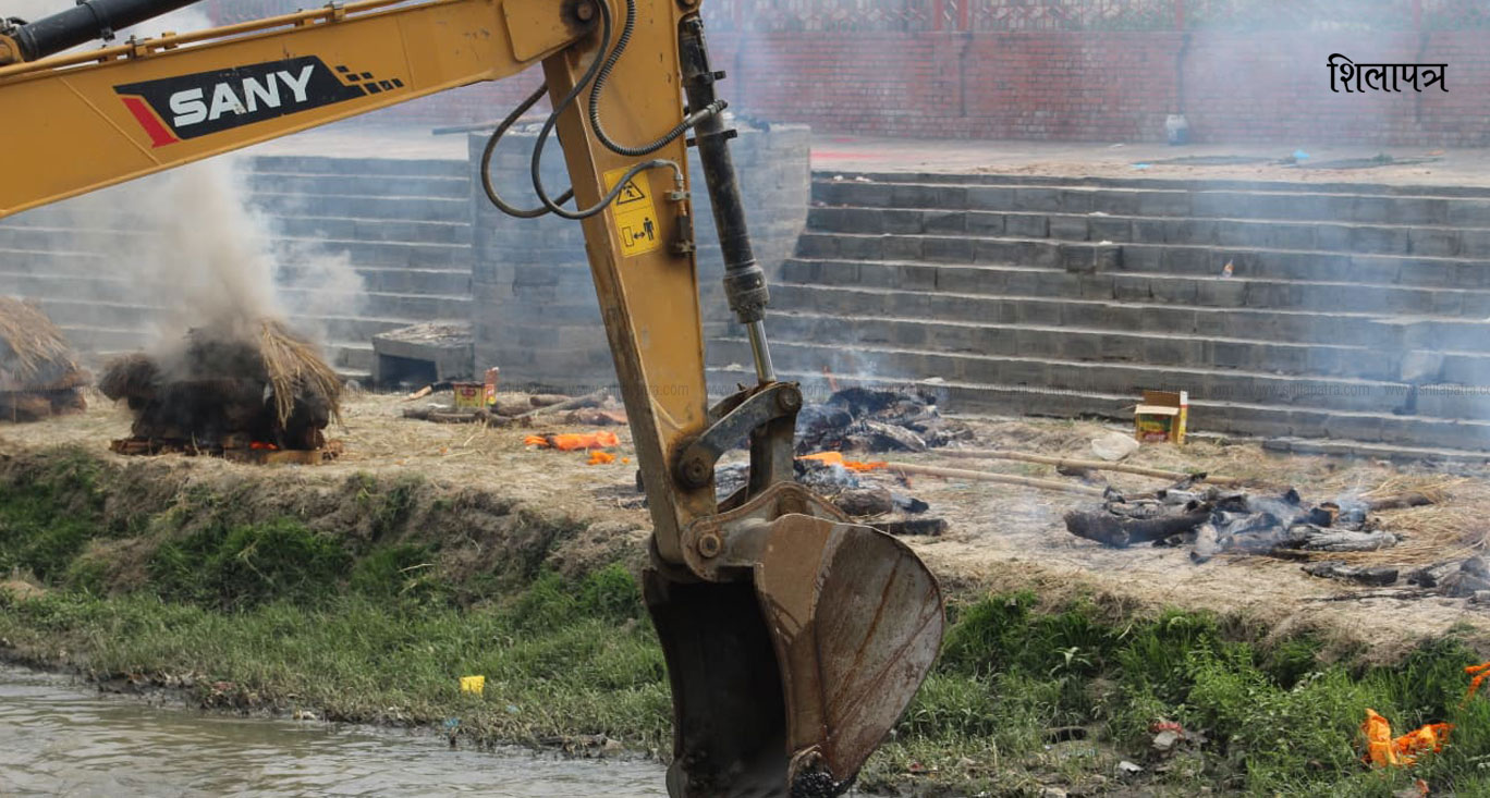 विद्युतीय शवदाहगृह बिग्रिएपछि बागमती किनारमा डोजर लगाएर दाहसंस्कार थलो बनाइँदै 