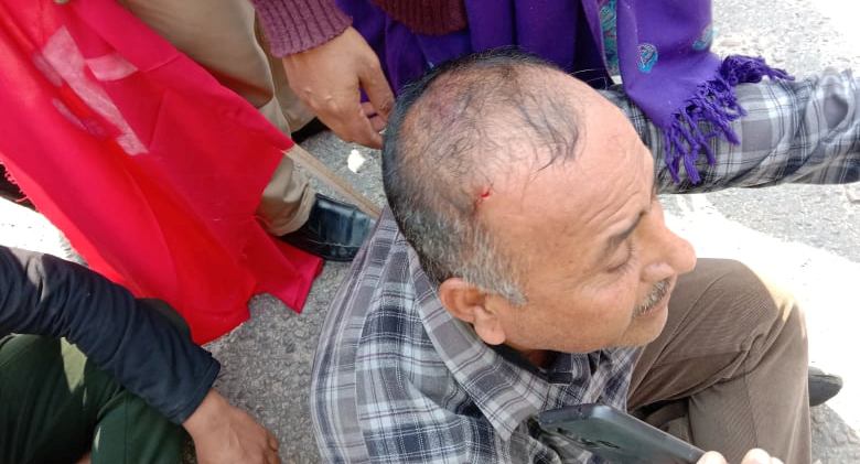 पूर्व–पश्चिम राजमार्ग खुलाउन बर्दिवासमा प्रहरीको बल प्रयोग, वडाध्यक्ष घाइते