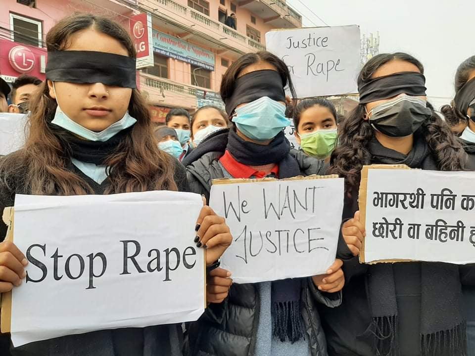 भागरथीका दोषीलाई कारबाही माग्दै मुख्यमन्त्री कार्यालयअगाडि विद्यार्थीकाे प्रदर्शन