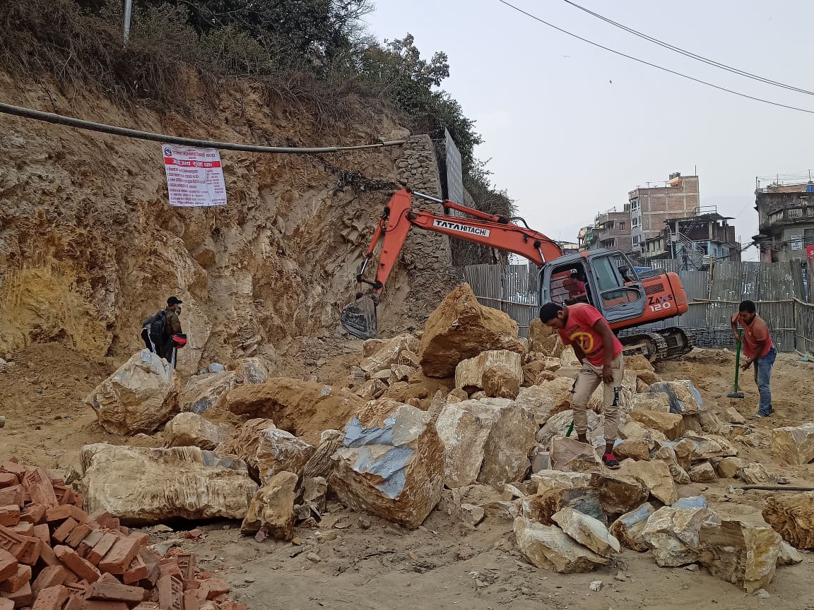 चाैतर्फी विराेधका बीच बालाजुमा चलिरहेछ महानगरकाे डाेजर (तस्वीरहरू)