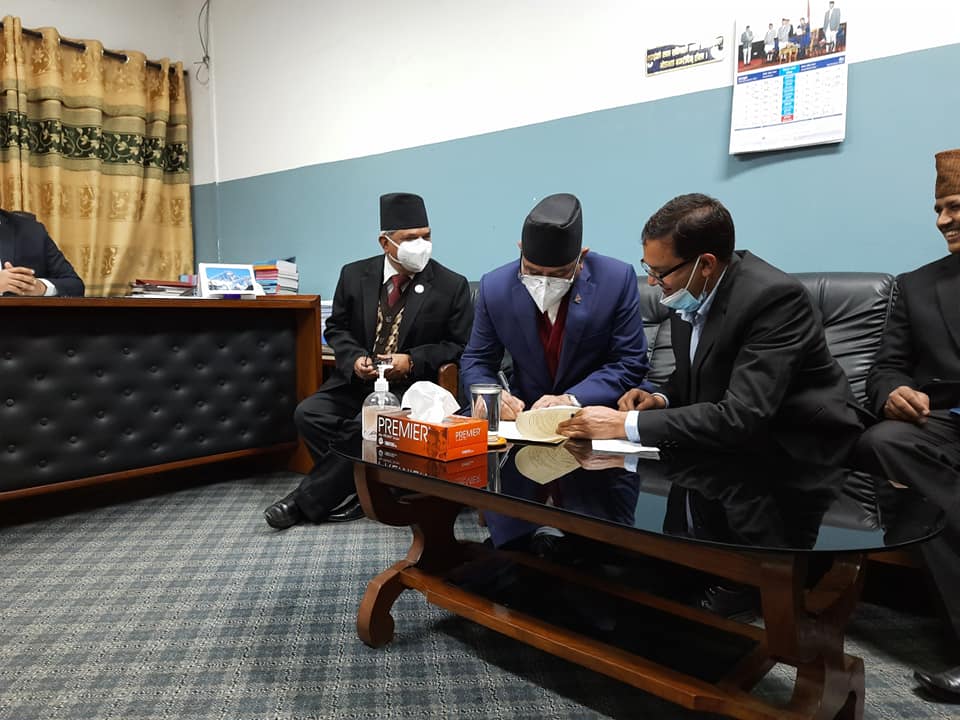 अवहेलना मुद्दामा प्रचण्डले सर्वाेच्च पुगेर बुझाए लिखित जवाफ