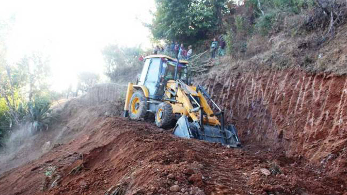 हेलिकोप्टरबाट डोजर ढुवानी गरी जाजरकोटमा सडक निर्माण