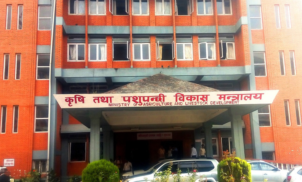 किसानका सुविधामा कर्मचारी र बिचौलियाको रजाइँ
