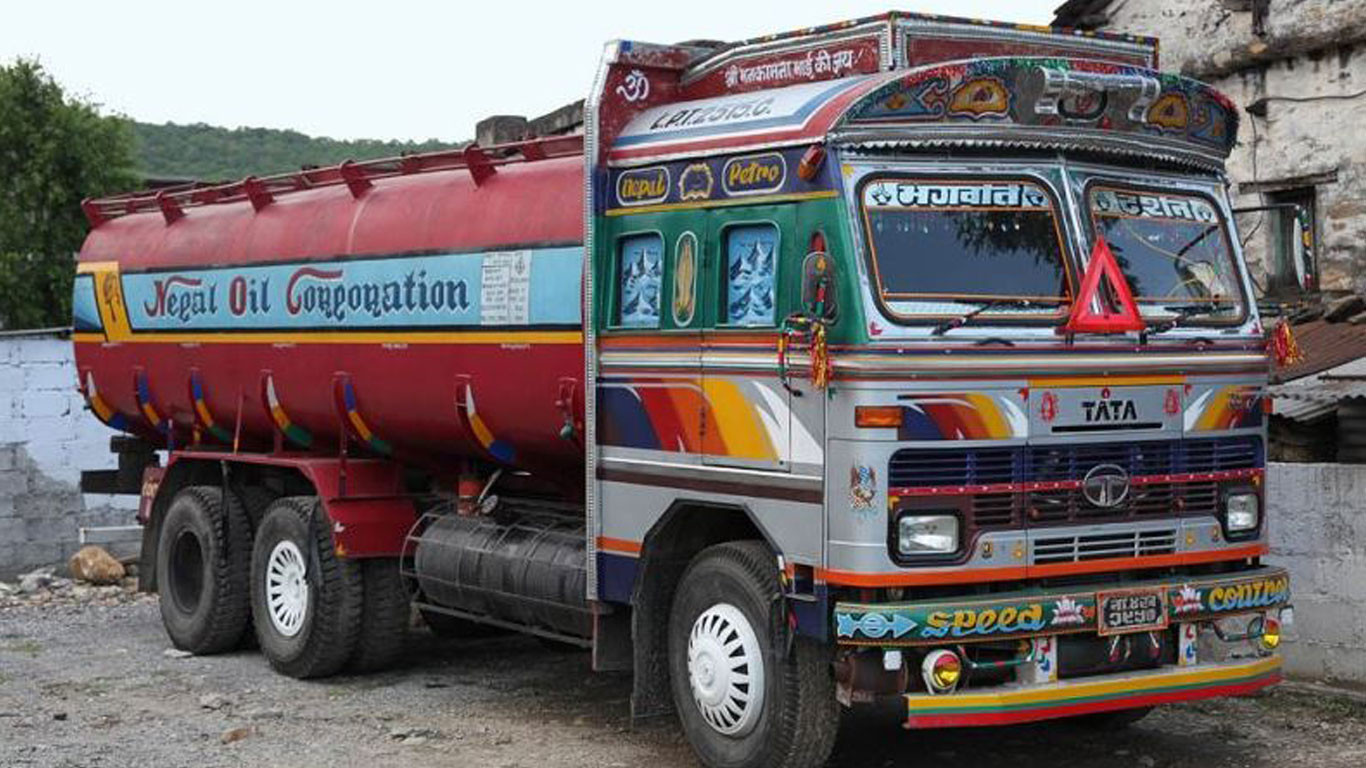 भारतीय भन्सारले ट्याङ्कर रोक्यो