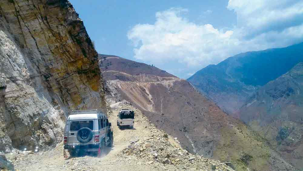 ड्रमको सहारामा कर्णाली नदीमा जीप तारेर पालिका पुर्‍याइयो