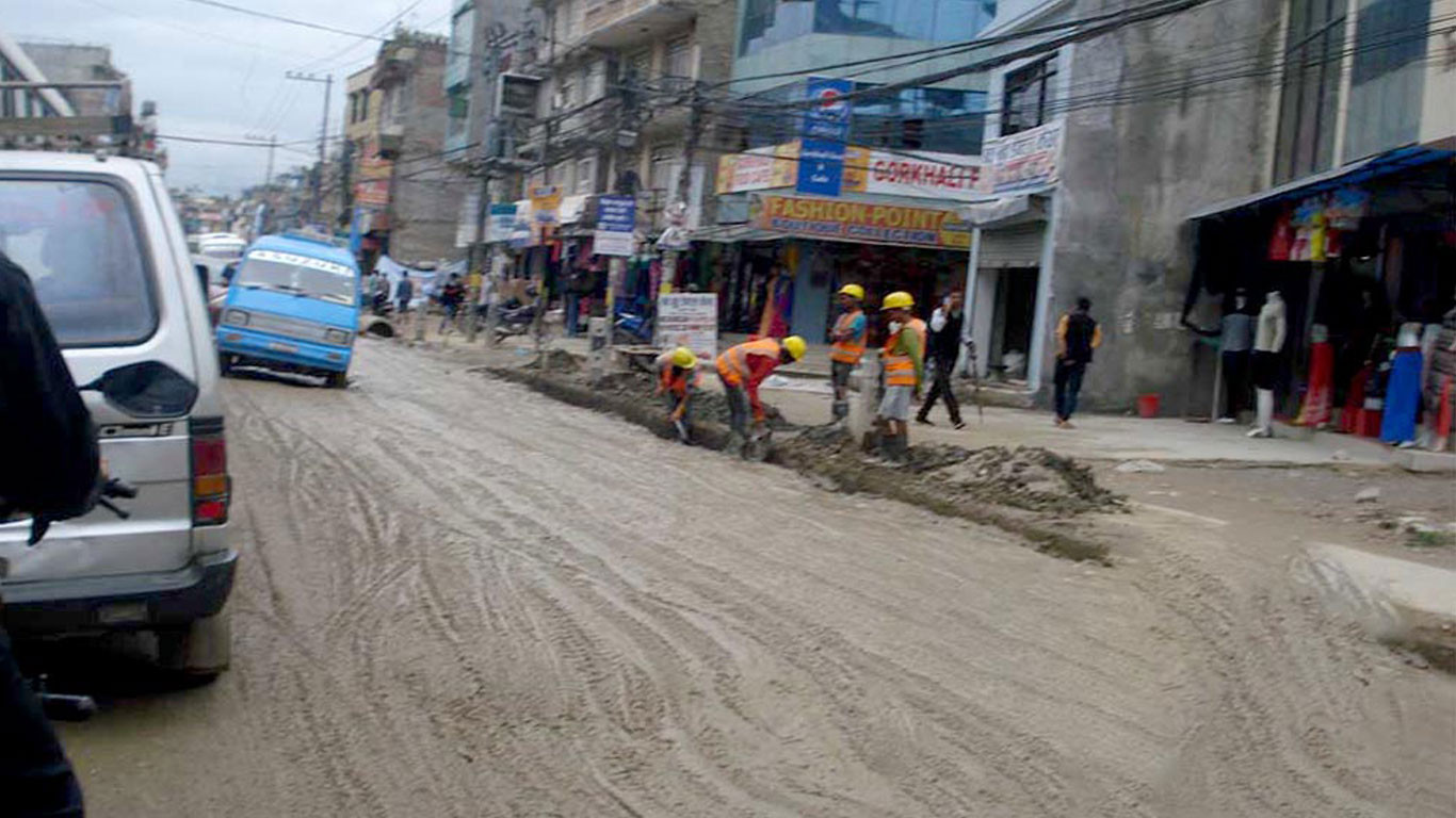 तीन महिना पनि टिकेन कालोपत्रे