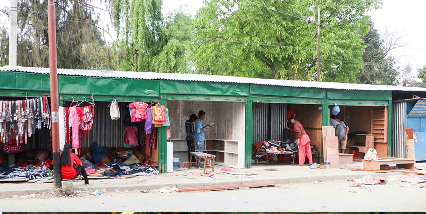 खुलामञ्चस्थित अस्थायी बसपार्कमा अवैध सटर : ठेकेदारले उठायो १५ लाखसम्म सलामी