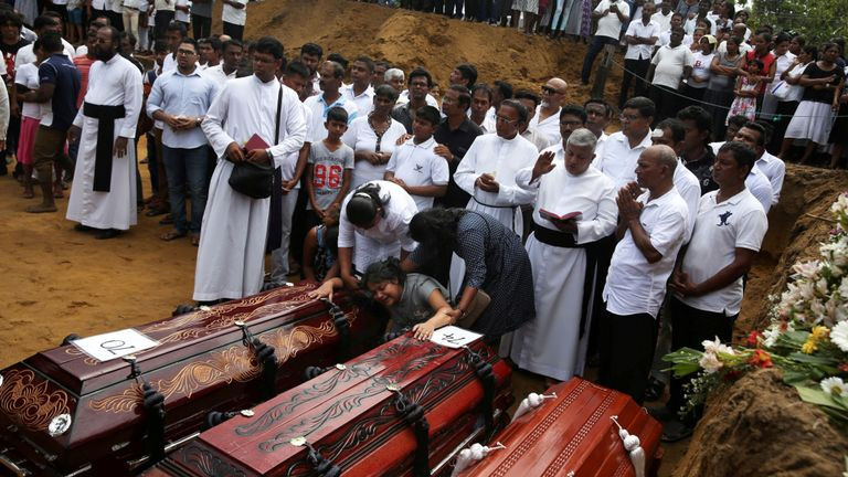 श्रीलङ्का आक्रमणमा ज्यान गुमाएकाहरुको सामूहिक अन्त्येष्टि