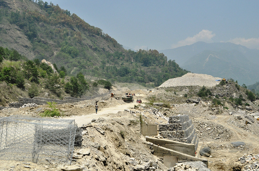 वर्षाले अरनिको राजमार्ग र जोमसोम सडकखण्ड अवरुद्ध