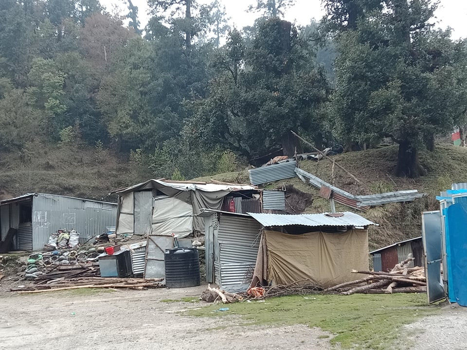 उखरमाउलो गर्मीमा जस्ताको छानो, जस्ताकै गारो