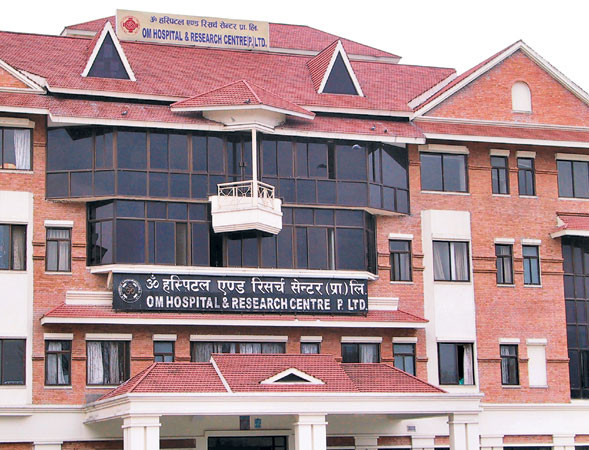 लापरबाहीले बिरामीको मृत्यु भएको भन्दै आफन्त आन्दोलित, ओम अस्पताल तनावग्रस्त