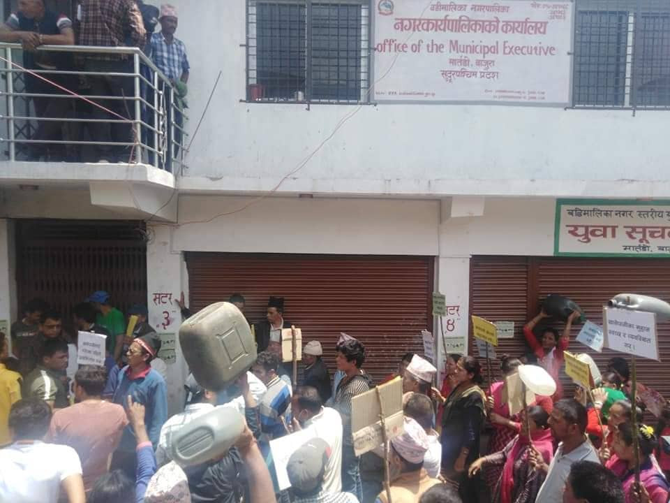 खानेपानीको माग राख्दै सदरमुकामबासी आन्दोलनमा, नगरपालिकामा तालाबन्दी