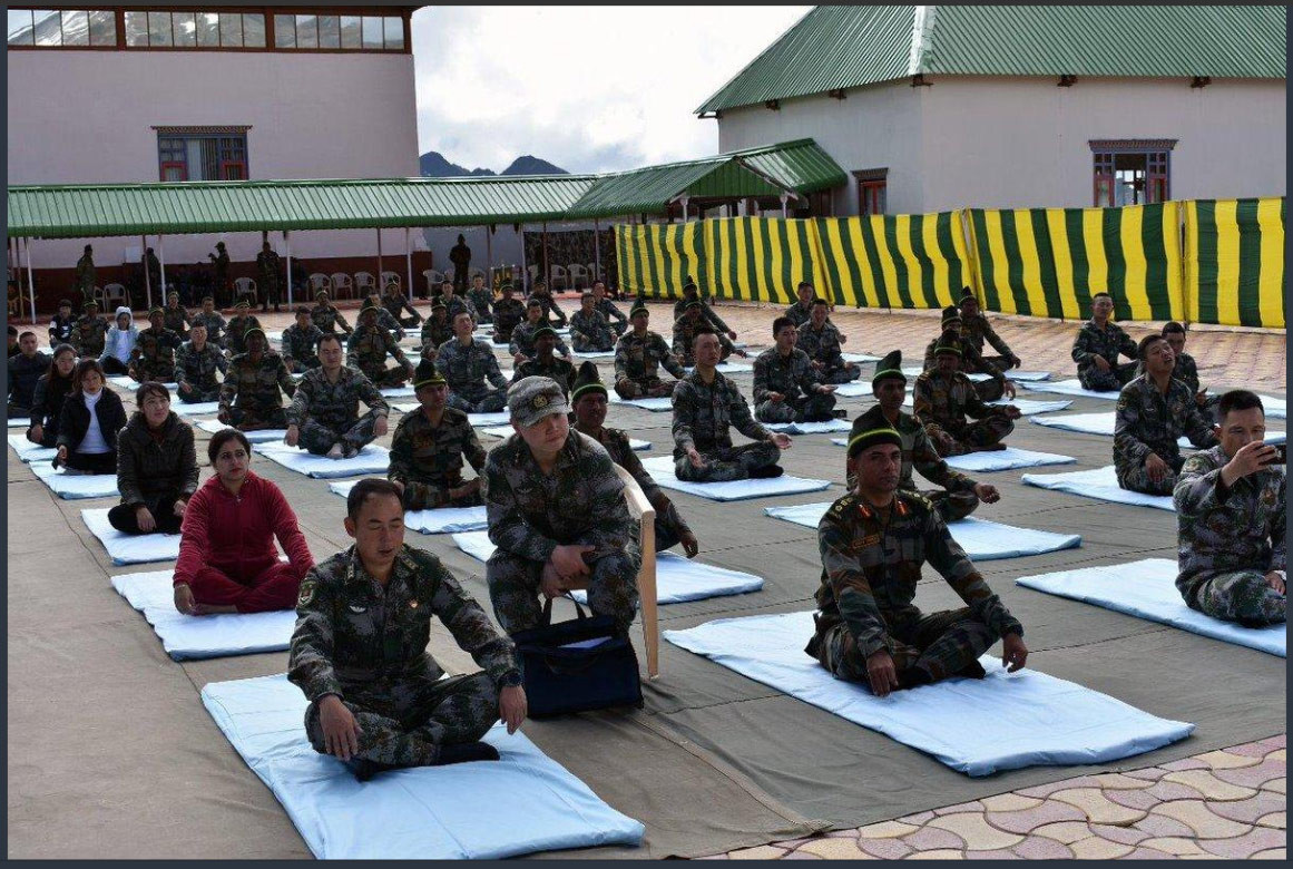 चिनियाँ र भारतीय सेनाले सीमानामा सँगै गरे याेगाभ्यास