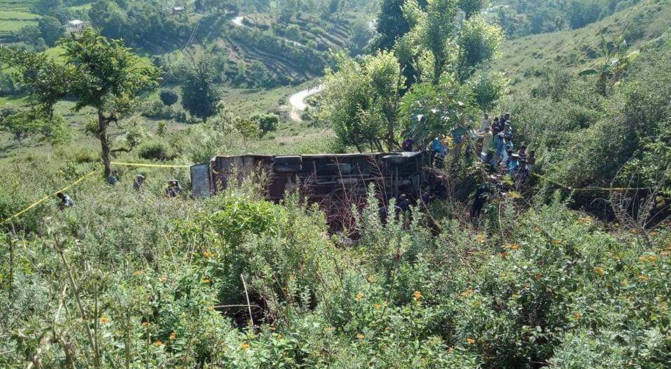 अछाममा बस दुर्घटना, १५ यात्रु घाइते, चार जनाको अवस्था गम्भीर