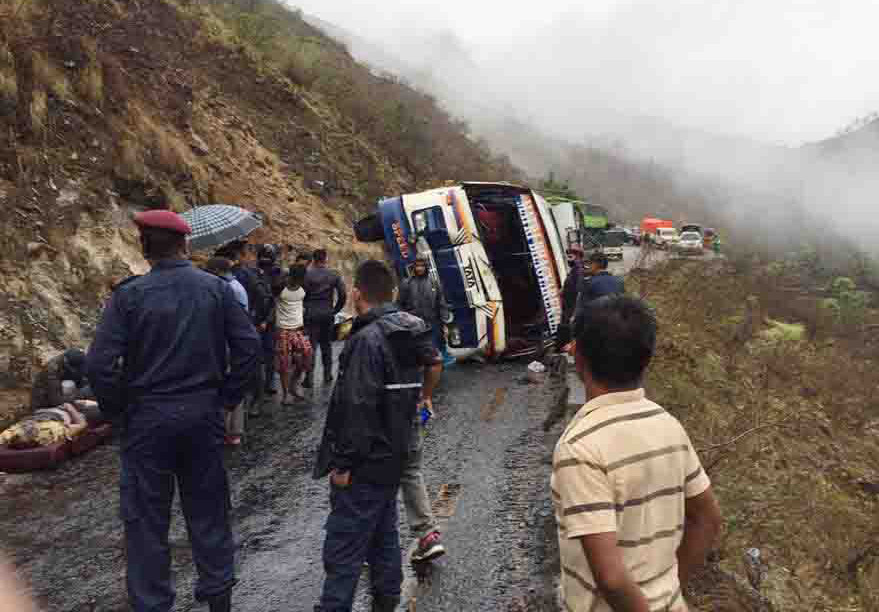 चालक निदाउँदा बस दुर्घटना