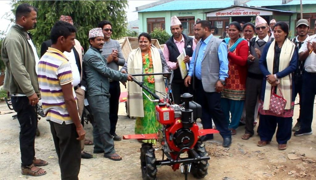 डडेल्धुरा र डोटीका किसानलाई आधुनिक हाते ट्याक्टर