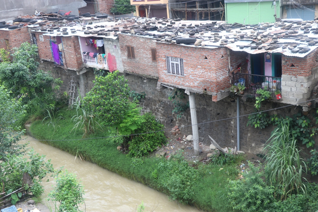 तिनाउ अतिक्रमण गरेर १२ हजार घर, बर्षामा बाढीकै डर