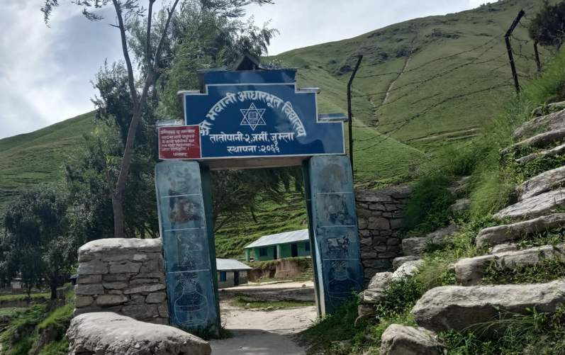 नमूना घोषित विद्यालयकै प्रधानाध्यापक र सहयोगीबीच मुक्कामुक्की, विद्यार्थीले छाडे स्कुल
