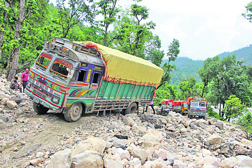 स्थानीय सडकले कर्णाली राजमार्ग अस्तव्यस्त