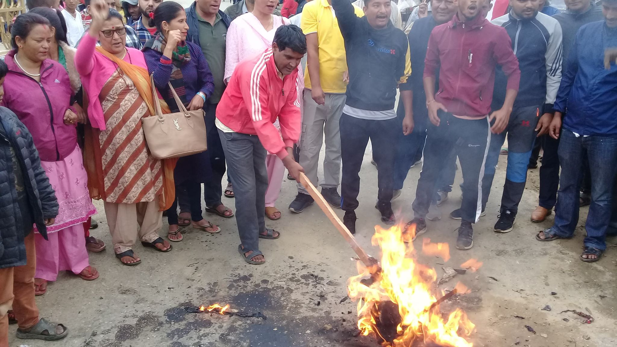 देउवाको गृह जिल्लामा ओली र प्रचण्डको पुतला दहन