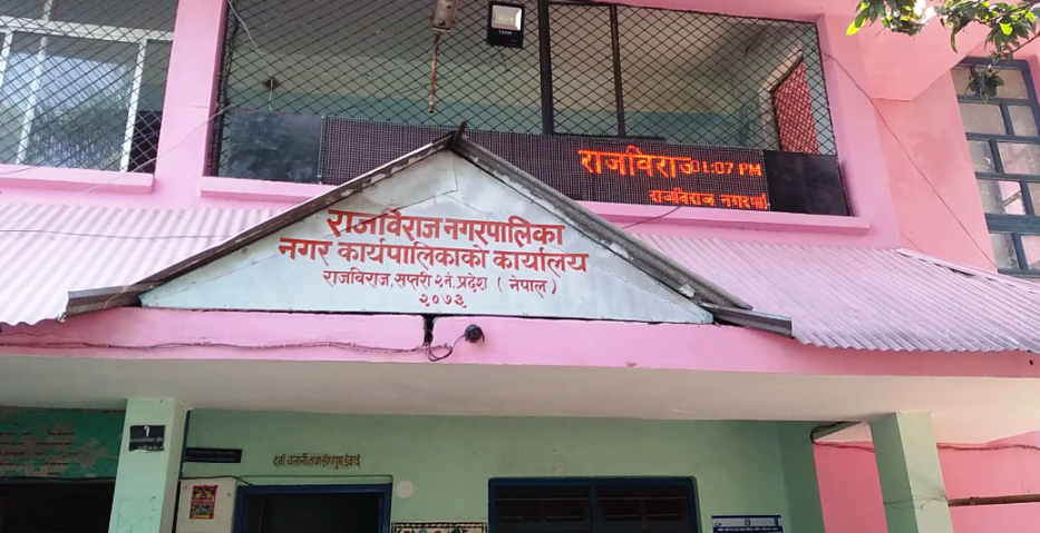 बालबालिकाले दिए मेयर र उपमेयरलाई पाँच रुपैयाँ