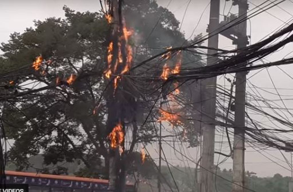 तीनकुनेमा विद्युत सर्ट भएर पोलमा आगलागी