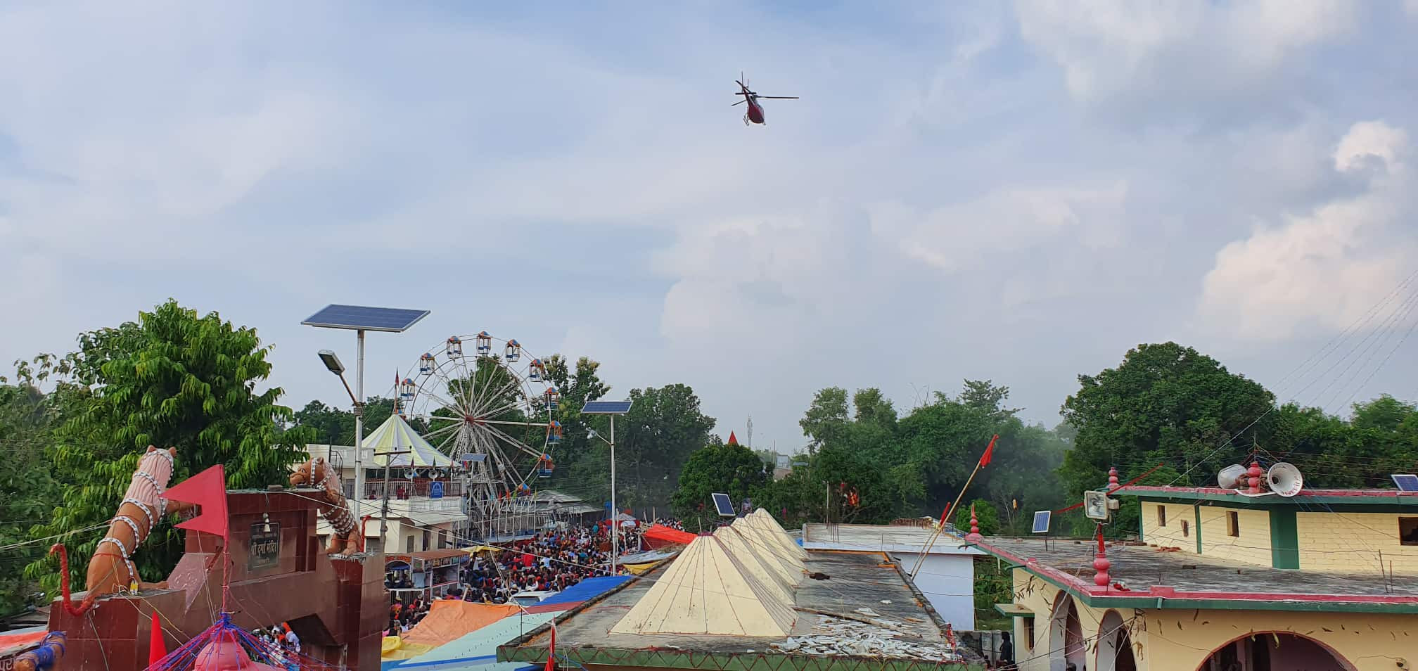 दुर्गा मन्दिरमा हेलिकोप्टरबाट पुष्पगुच्छा