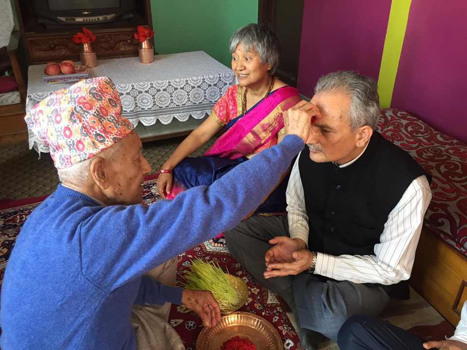 पूर्वप्रधानमन्त्री भट्टराईले पिताकाे हातबाट लगाए टीका