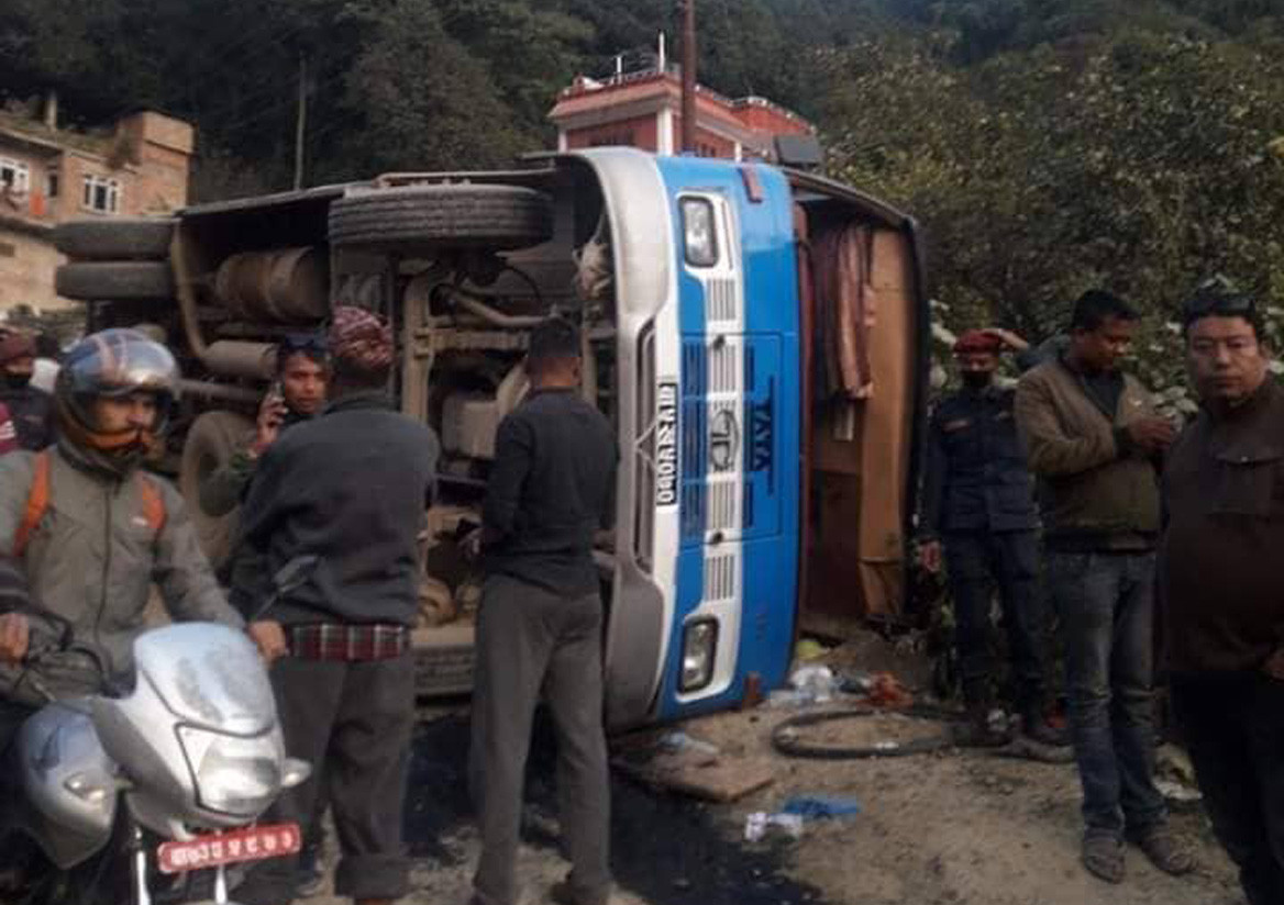 काठमाडौंको लप्सीफेदीमा बस दुर्घटना, तीन जनाको मृत्यु