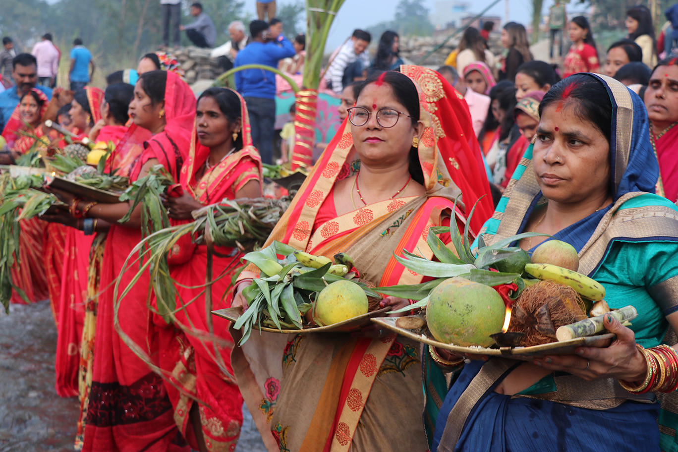 बुटवलमा अस्ताउँदो सुर्यलाई अर्घ्य दिएर मनाइयो छठ