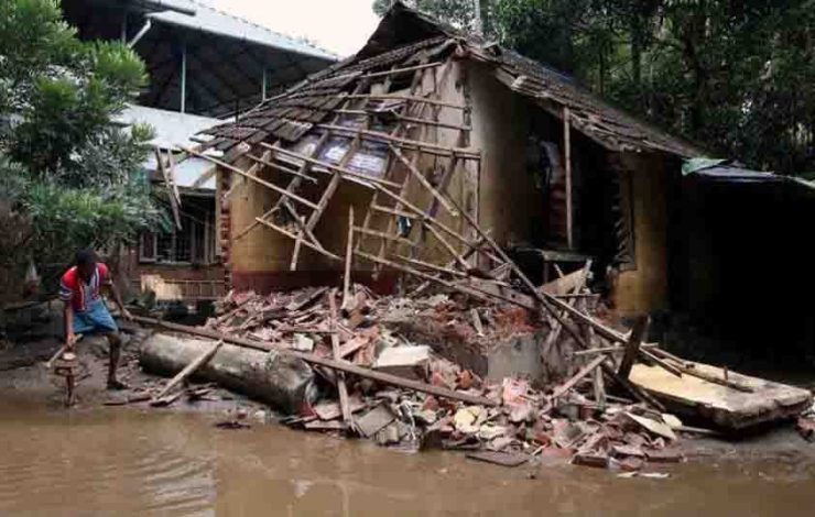 भारी वर्षापछि घरको पर्खाल भत्किँदा १७ जनाको मृत्यु