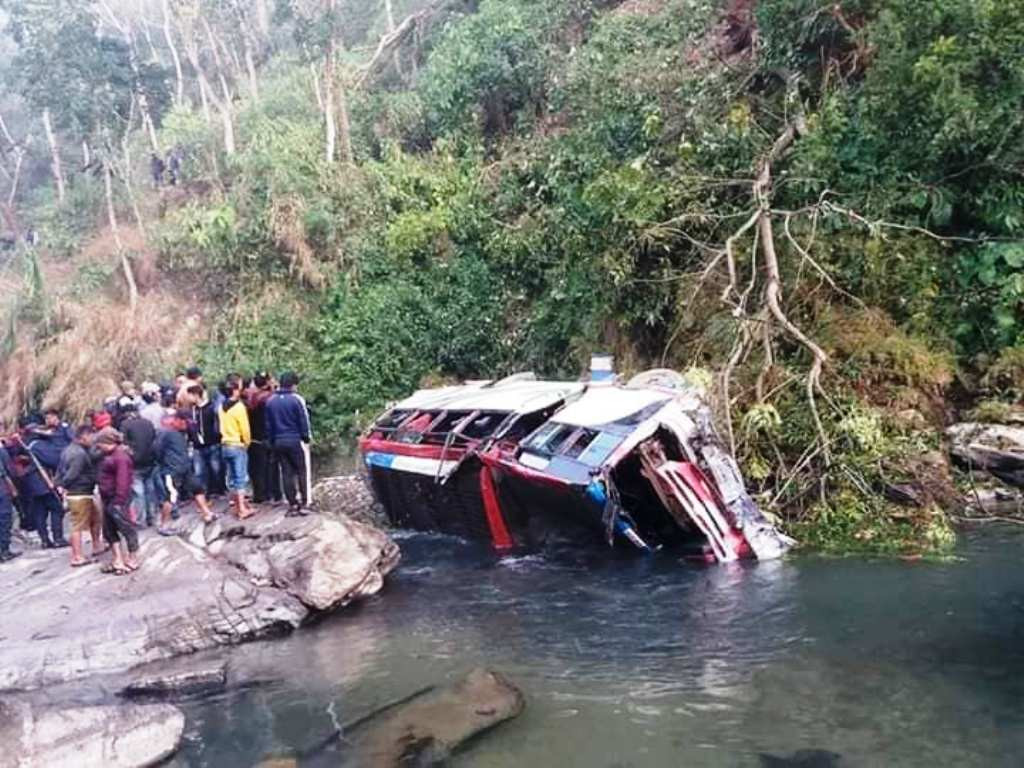 लमजुङमा बस दुर्घटनाः एकको मृत्यु, सात घाइते