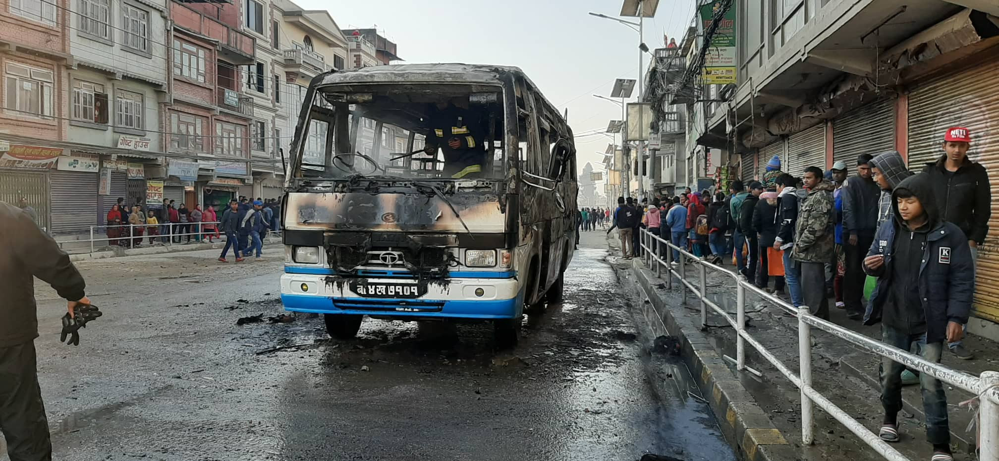 विद्यार्थीलाई गाडीले ठक्कर दिएपछि चाबहिल तनावग्रस्त, गाडीमा आगजनी