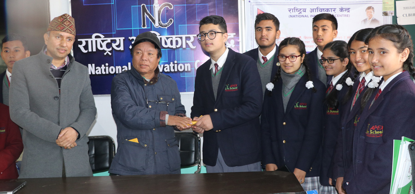 खाजाको पैसा बचाएर एपेक्स स्कुलका विद्यार्थीद्वारा आविष्कार केन्द्रलाई सहयोग