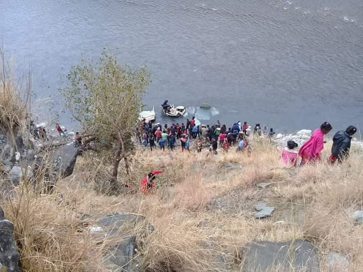 कर्णाली जीप दुर्घटनाका घाइतेलाई हेलिकप्टरबाट उद्धार गरी कोहलपुर लगियो