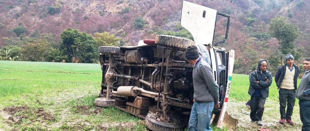 सल्यानमा फोर्स गाडी दुर्घटना