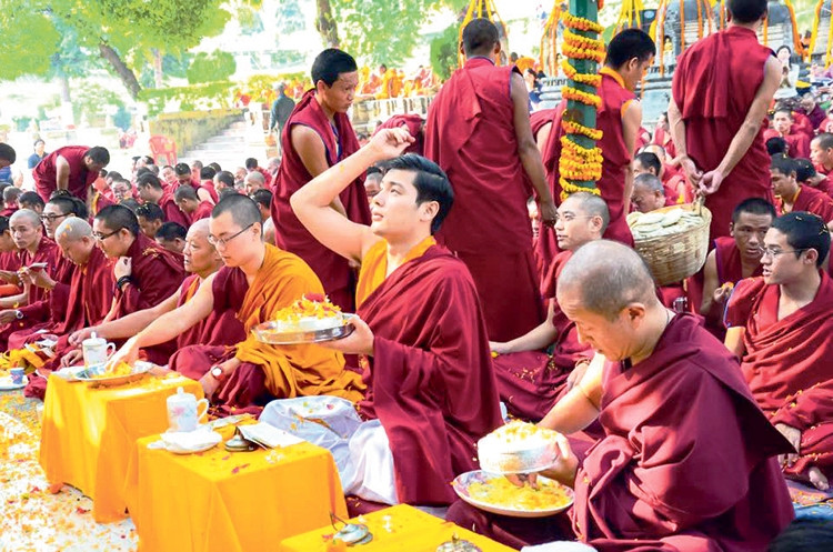 बौद्ध भिक्षुहरूद्वारा प्रार्थना