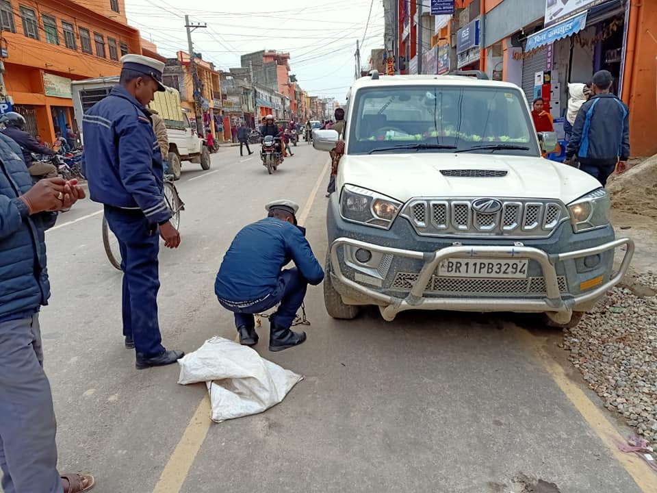 बीच बाटोमा पार्किङ गरेपछि मन्त्रीको गाडीमाथि कारबाही