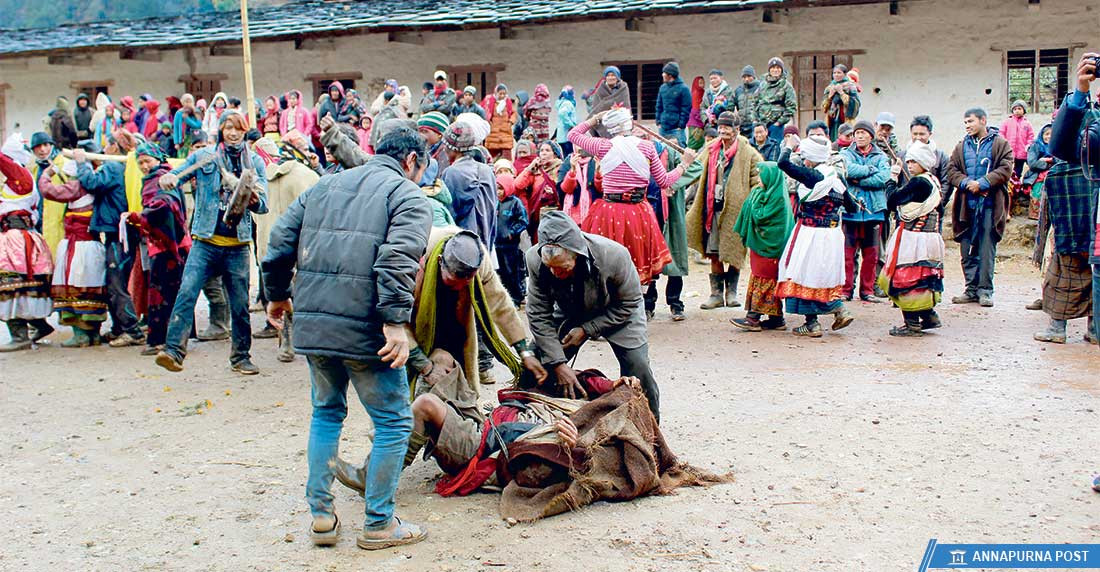 अश्लील मेला : २४ घण्टा अपाच्य शब्द बोल्न खुला