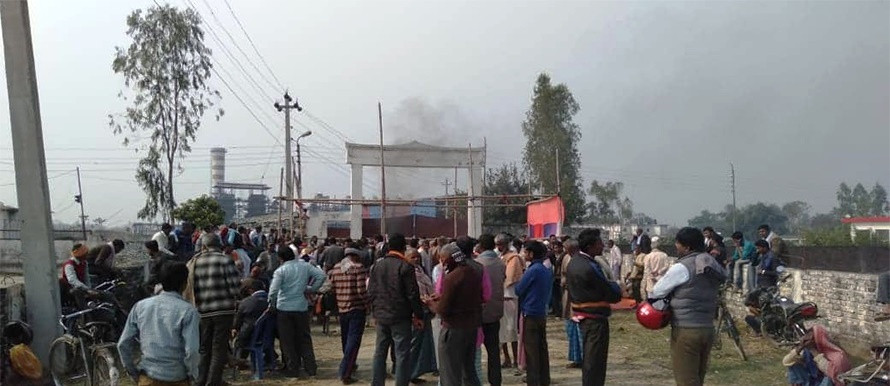 किसानले रोके उखुको रकम नदिने मिलको चिनी
