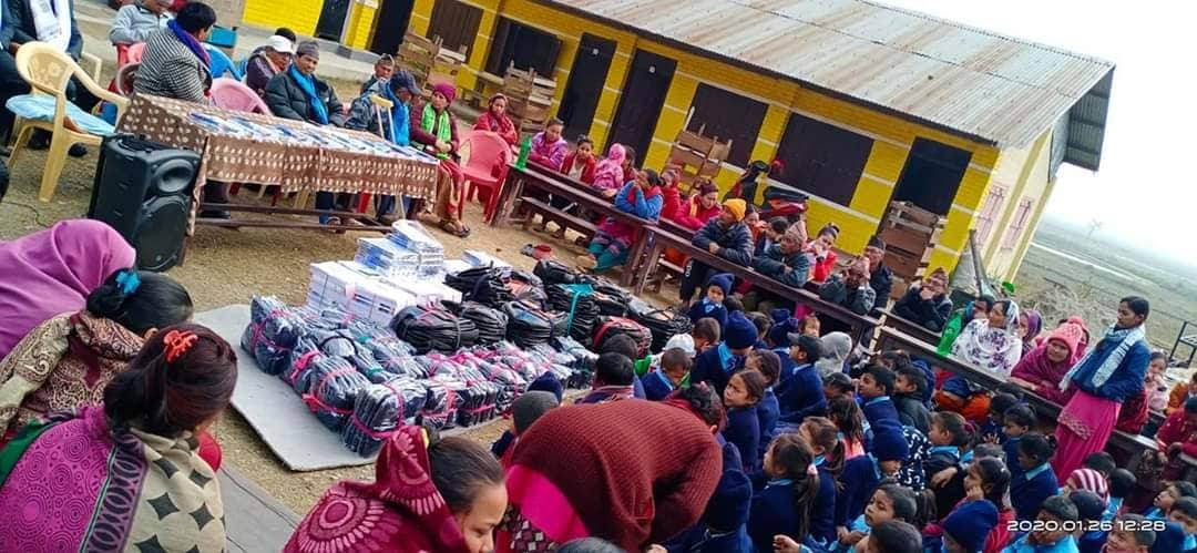गण्डकी बैंकले दियाे बालबालिकालाई न्यानो कपडा तथा शैक्षिक सामग्री