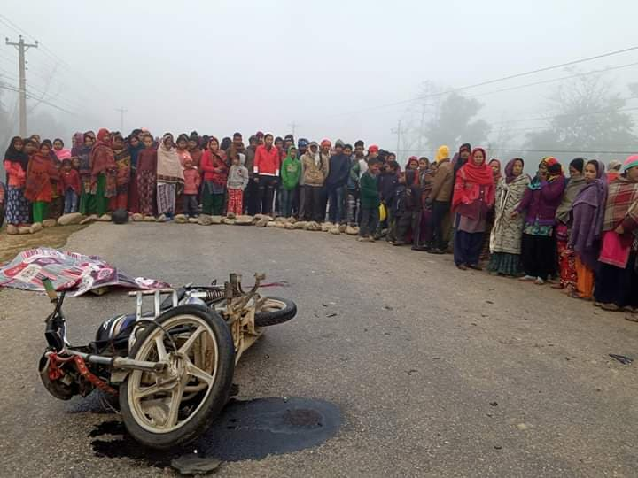 मोटरसाइकल दुर्घटनामा एक जनाको मृत्यु, राजमार्ग अवरुद्ध