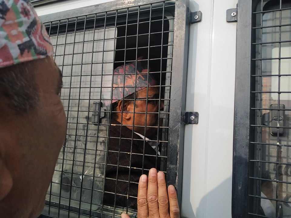 प्रचण्ड र माधव नेपालले महरालाई भने, ‘बधाई छ कमरेड’
