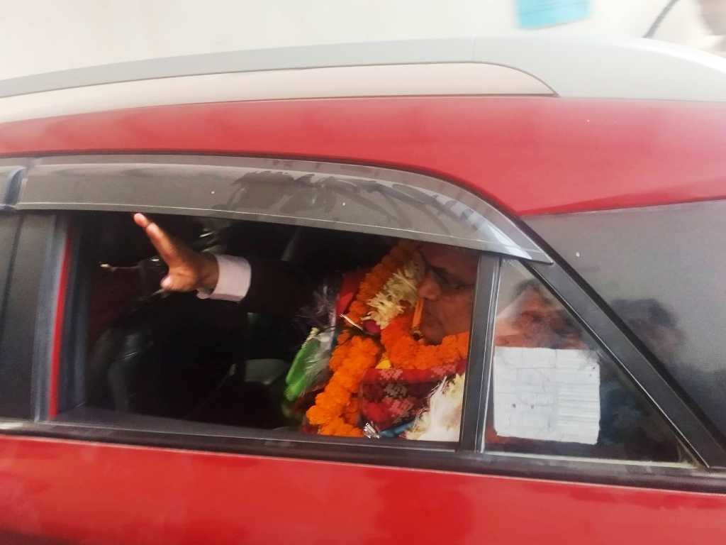 अनि हात हल्लाउँदै मुस्कुराए महरा..