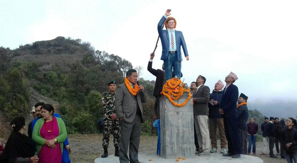 पोखरास्थित सहिद पार्कमा रवीन्द्र अधिकारीको शालिक अनावरण
