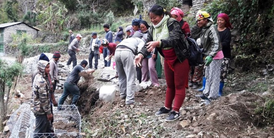 एउटै गाउँपालिकामा २ सय १६ पहिराे, आफ्नो घर छोडेर डेरामा बस्न थाले गाउँले