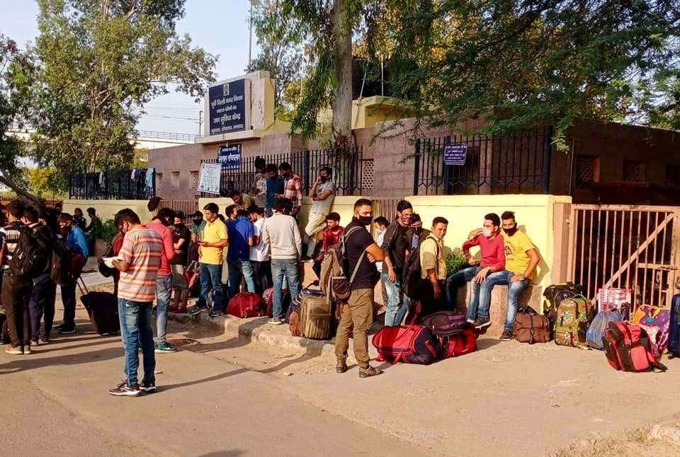 दिल्लीमा अलपत्र नेपाली बोकेर रातारात ३ बस नेपाल भित्रिए, क्वारेन्टाइनमा राखिने
