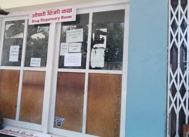 कोरोनाका बिरामी आउने डरले औषधि पसल नै बन्द